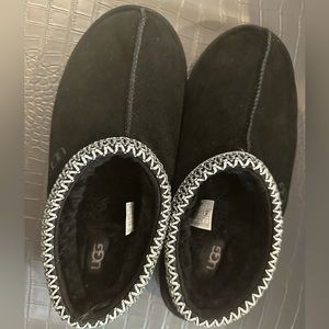 Cozy Ugg Tasman mens slippers NWOT! Size 7. Tried on too small never worn.